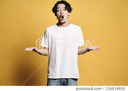 一個拿著彩色袋子擺姿勢的男人 116814910