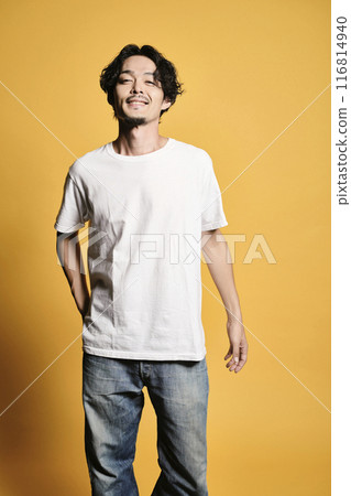 一個拿著彩色袋子擺姿勢的男人 116814940