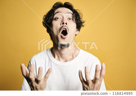 一個拿著彩色袋子擺姿勢的男人 一個拿著彩色袋子擺姿勢的男人 116814995