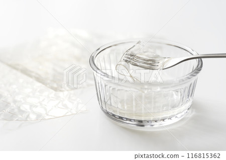 泡軟的吉利丁片和吉利丁片 泡軟的吉利丁片和吉利丁片 116815362