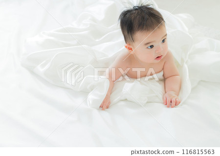 Baby sleeping wrapped in white cloth 116815563