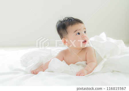 Baby sleeping wrapped in white cloth 116815567