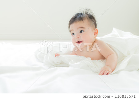 一個嬰兒裹著白布睡覺 116815571