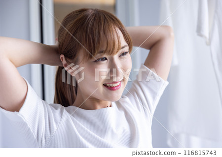綁頭髮的女人 116815743