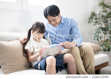 父親和女兒看著平板電腦 116815949
