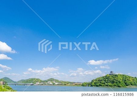 從岐阜縣木曾川高速公路一側眺望國寶犬山城 116815986