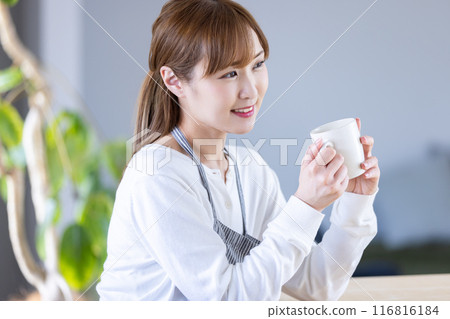 女人在客廳放鬆 女人在客廳放鬆 116816184