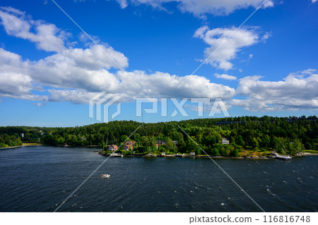 從瑞典海上看藍天白雲 從瑞典海上看藍天白雲 116816748