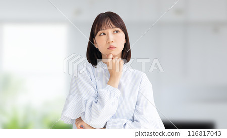 A young Japanese businesswoman thinking 116817043