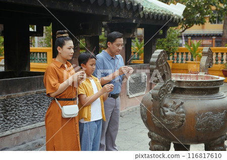 Family With Aroma Sticks Visiting Temple 116817610
