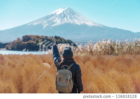 Woman tourist with Fuji Mountain at Lake Kawaguchi, happy Traveler sightseeing Mount Fuji in Fujikawaguchiko, Yamanashi, Japan. Landmark for tourists attraction. Japan Travel, Destination and Vacation 116818128