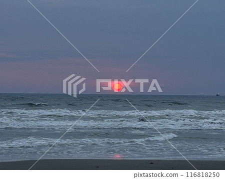 清晨的太陽從海面升起 116818250