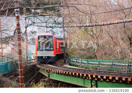 箱根登山鐵道緩緩爬上陡坡 116819190