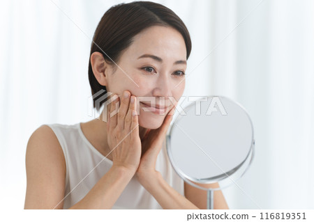 一個年輕女子做皮膚護理的美麗形象 116819351