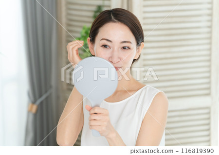 一個年輕女子做頭髮護理的美麗形象 一個年輕女子做頭髮護理的美麗形象 116819390