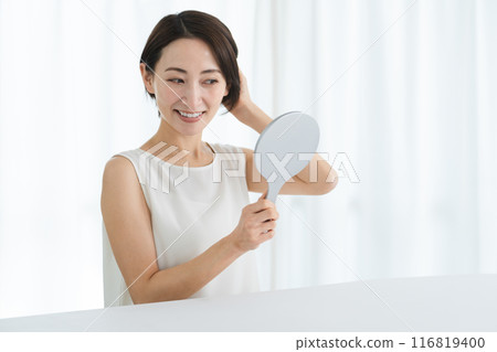 一個年輕女子做頭髮護理的美麗形象 116819400