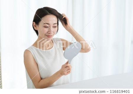 一個年輕女子做頭髮護理的美麗形象 116819401