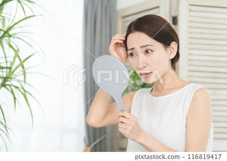 一個年輕女子做頭髮護理的美麗形象 一個年輕女子做頭髮護理的美麗形象 116819417