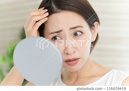 一個年輕女子做頭髮護理的美麗形象 116819419