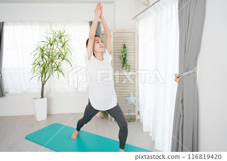 一位年輕女子做瑜珈姿勢的美麗形象 一位年輕女子做瑜珈姿勢的美麗形象 116819420