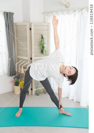 一位年輕女子做瑜珈姿勢的美麗形象 116819438