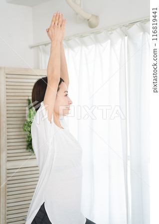 一位年輕女子做瑜珈姿勢的美麗形象 一位年輕女子做瑜珈姿勢的美麗形象 116819441