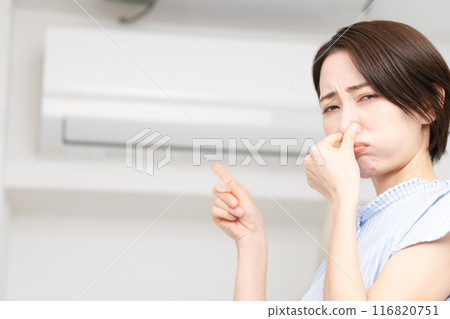擔心空調氣味的年輕女性的生活方式形象 擔心空調氣味的年輕女性的生活方式形象 116820751