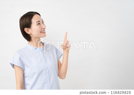 穿著短袖襯衫的年輕女子 116820828