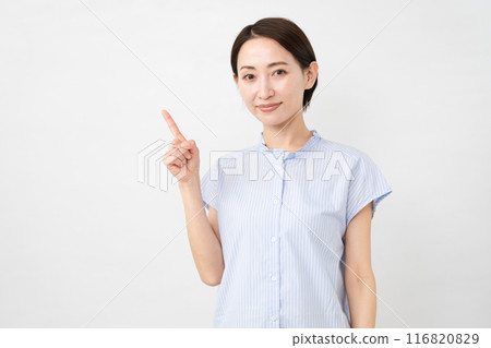 穿著短袖襯衫的年輕女子 116820829