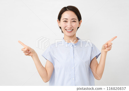 穿著短袖襯衫的年輕女子 穿著短袖襯衫的年輕女子 116820837