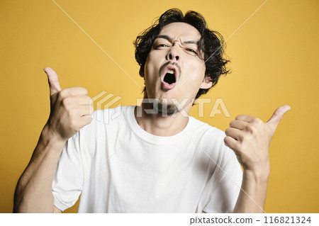 一個拿著彩色袋子擺姿勢的男人 116821324