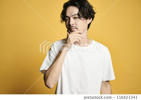 一個拿著彩色袋子擺姿勢的男人 一個拿著彩色袋子擺姿勢的男人 116821341