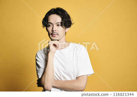 一個拿著彩色袋子擺姿勢的男人 一個拿著彩色袋子擺姿勢的男人 116821344