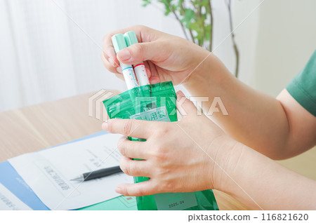一名婦女將糞便測試容器放入袋中 116821620