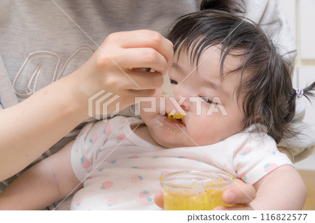 【綁頭髮的寶寶吃嬰兒食品】 116822577