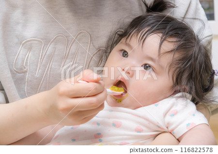 【綁頭髮的寶寶吃嬰兒食品】 116822578