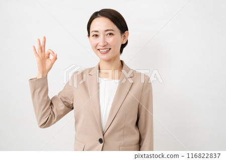穿著西裝的年輕女子 商業形象 116822837