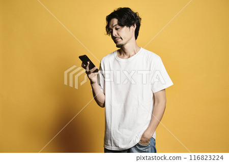 一個男人觸摸有彩色背景的智慧型手機 一個男人觸摸有彩色背景的智慧型手機 116823224