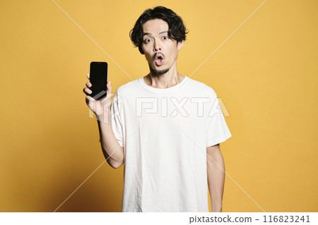 一個男人觸摸有彩色背景的智慧型手機 一個男人觸摸有彩色背景的智慧型手機 116823241