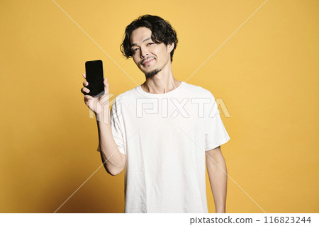 一個男人觸摸有彩色背景的智慧型手機 一個男人觸摸有彩色背景的智慧型手機 116823244