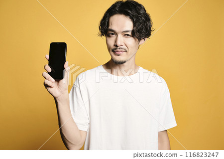 一個男人觸摸有彩色背景的智慧型手機 一個男人觸摸有彩色背景的智慧型手機 116823247