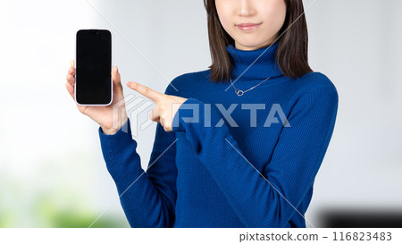 日本女商人指著她的智慧型手機並提供指導 116823483