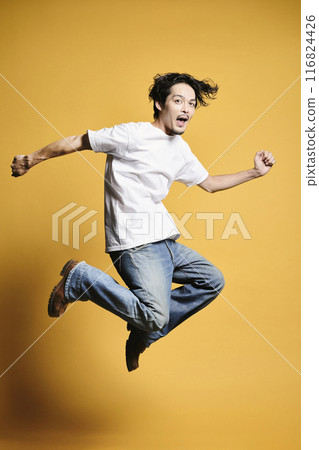 一個有彩色背景的跳躍的人 116824426