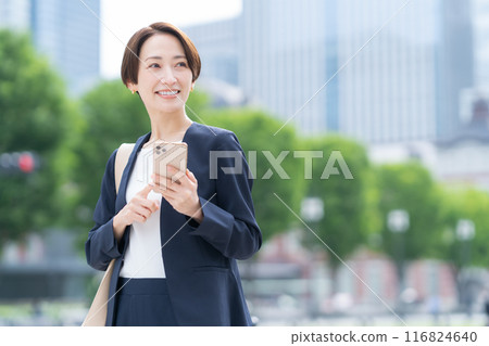 中年女商人通勤到辦公室 116824640