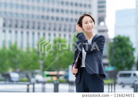 在辦公區工作的中年女商人 116824651