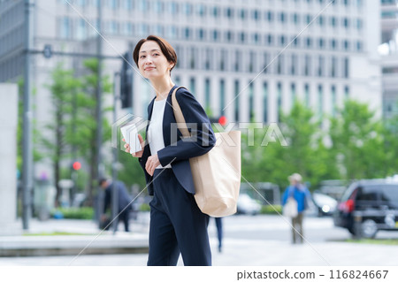 在辦公區工作的中年女商人 116824667