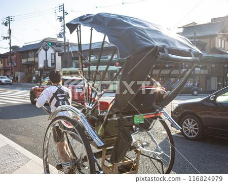 Rickshaw and street scene in Kyoto 116824979