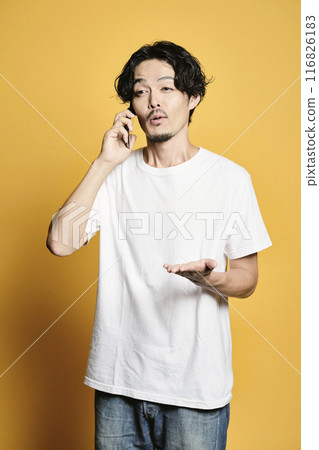 一個帶有彩色背景的男人打電話 116826183