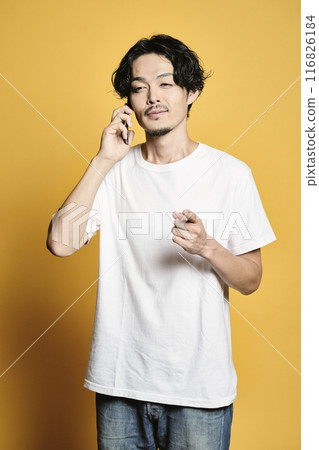 一個帶有彩色背景的男人打電話 116826184