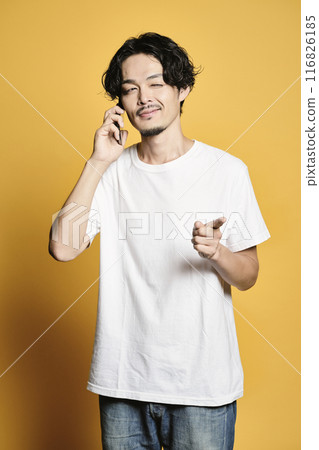 一個帶有彩色背景的男人打電話 116826185